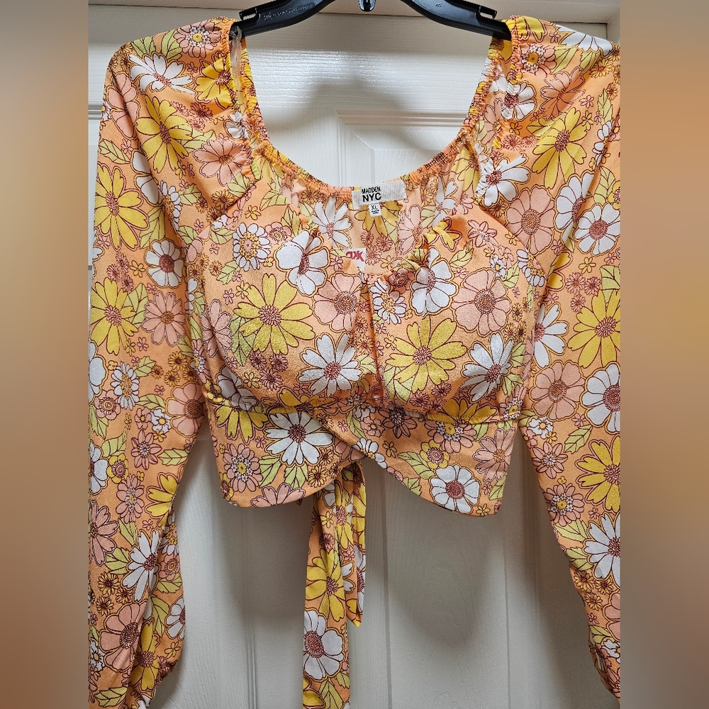 NWT Madden NYC Womens Floral Crop Top. Size XL.